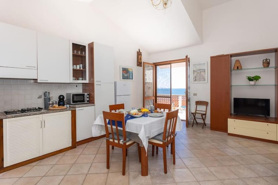 Natural landscape, Coffee/tea facilities, Kitchen or kitchenette, Living room, Seating area, Dining area, Sea view, oven, pet friendly, stove