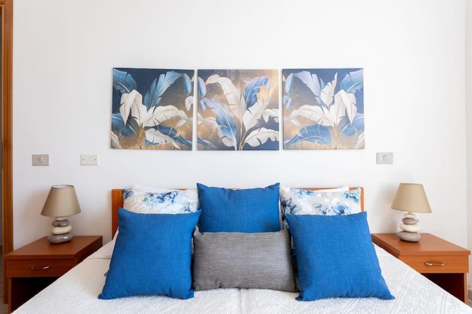 Bed, Photo of the whole room, Decorative detail