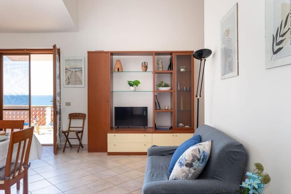 Communal lounge/ TV room, TV and multimedia, Living room, Seating area, Dining area