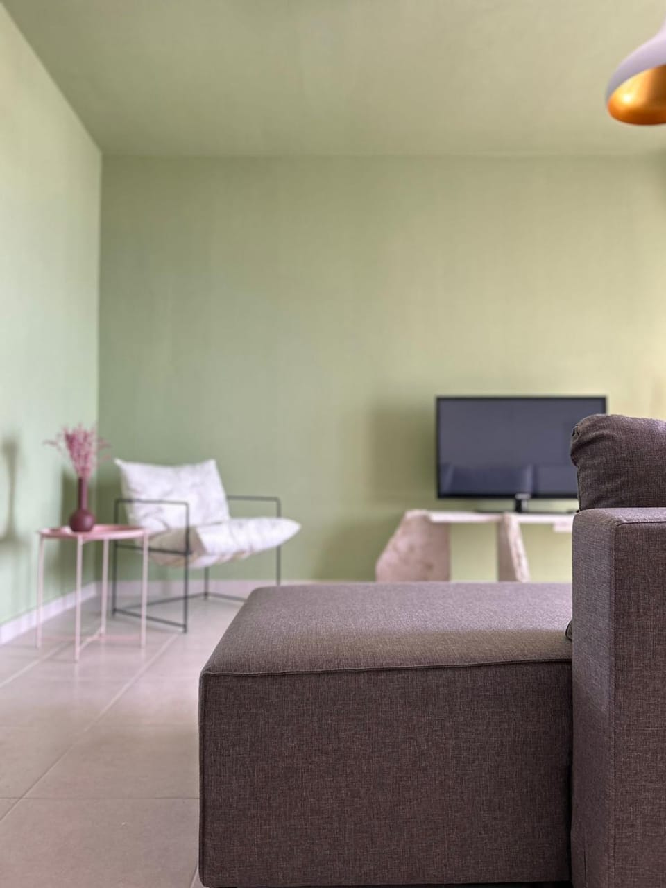 Property building, People, TV and multimedia, View (from property/room), Balcony/Terrace, Living room, Decorative detail, Dining area, Guests, City view, Sea view, Sea view, Street view, Dinner, Family, kitchen, air conditioner