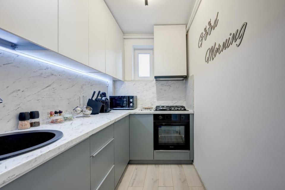 Coffee/tea facilities, Kitchen or kitchenette, dishwasher, microwave, oven, stove
