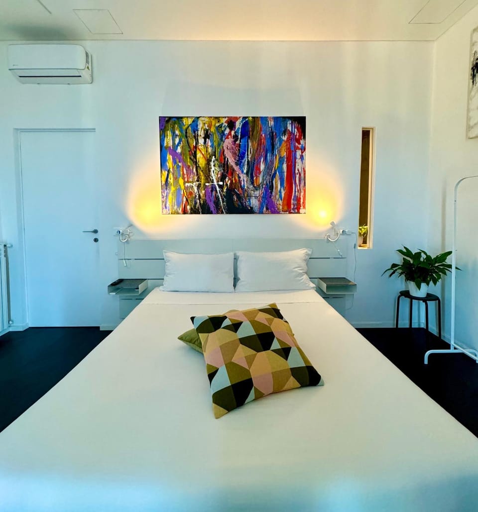 Bed, Photo of the whole room, Decorative detail, Bedroom, air conditioner