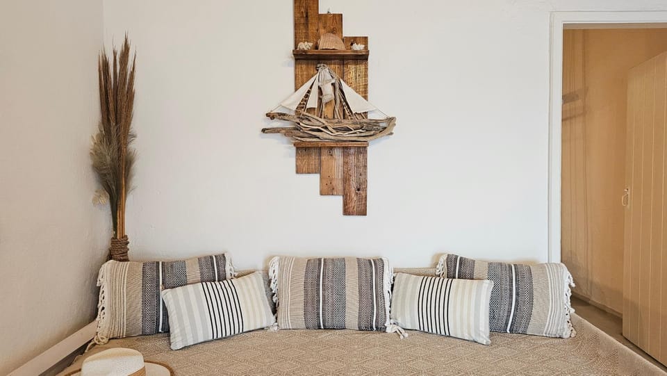 Bed, Seating area