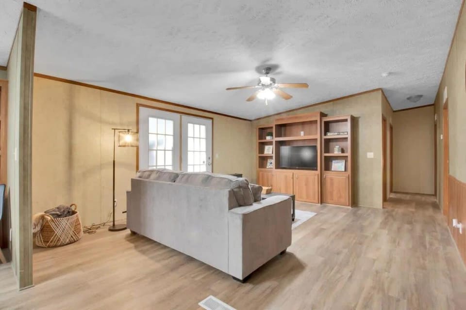 TV and multimedia, Living room, Photo of the whole room, Seating area, Bedroom