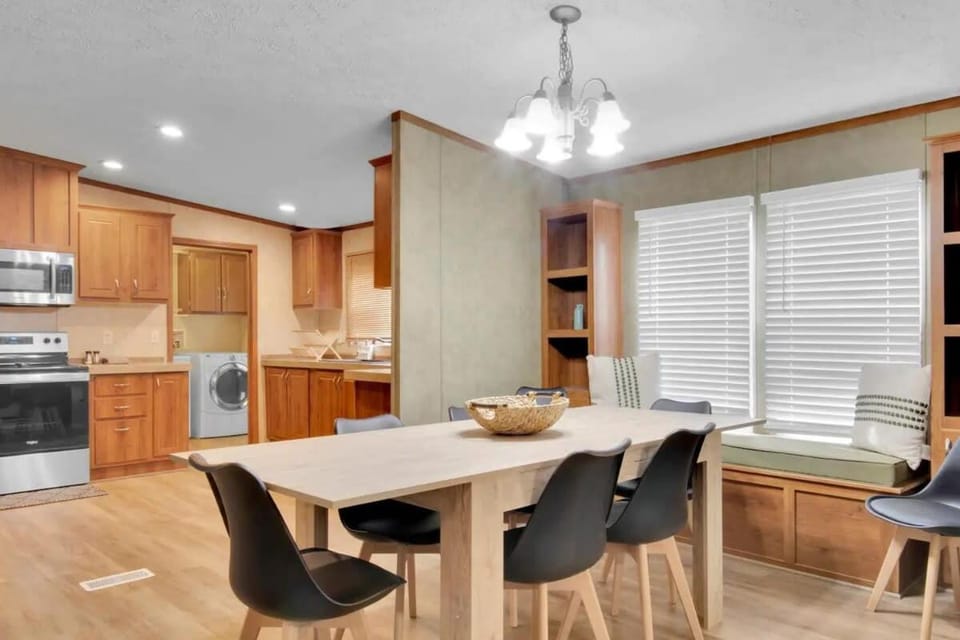 Kitchen or kitchenette, Dining area, dishwasher, oven, pet friendly, stove, toaster, washing machine, dryer