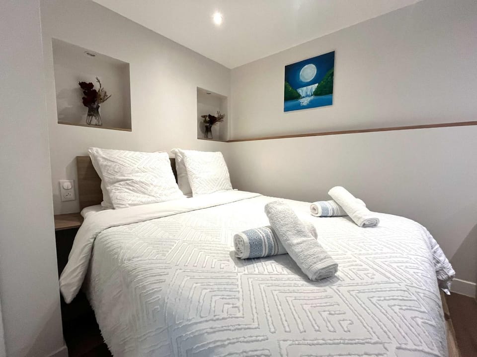 Bed, Photo of the whole room, Bedroom, towels