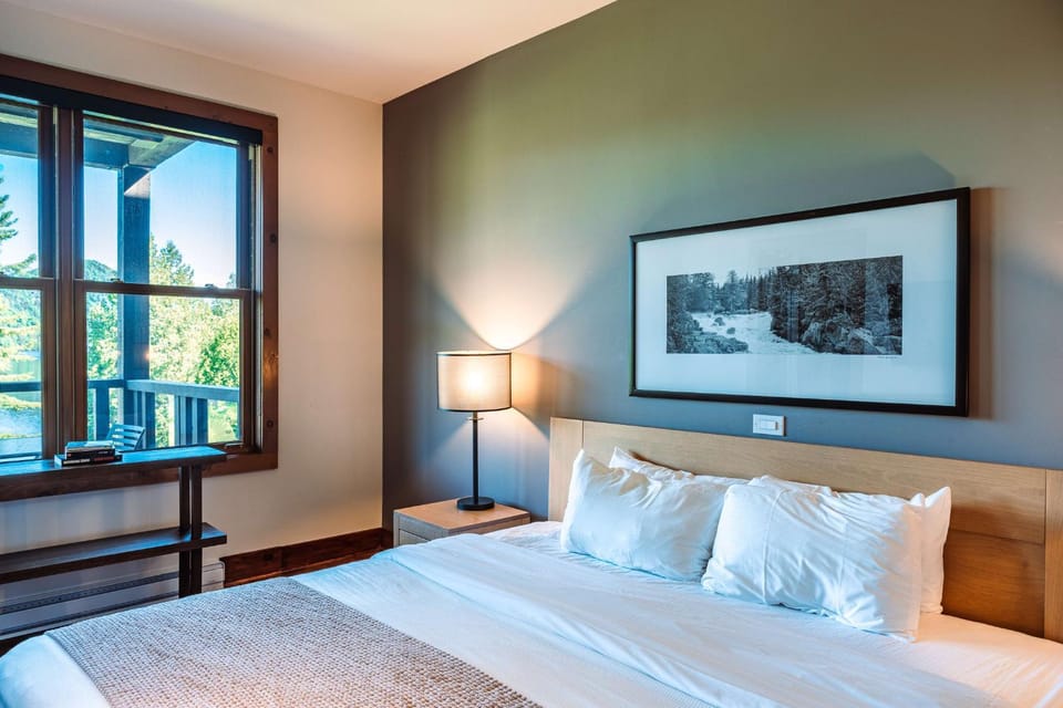 Lakefront, Mountain View - 1 Bedroom Resort Suite House in Ontario