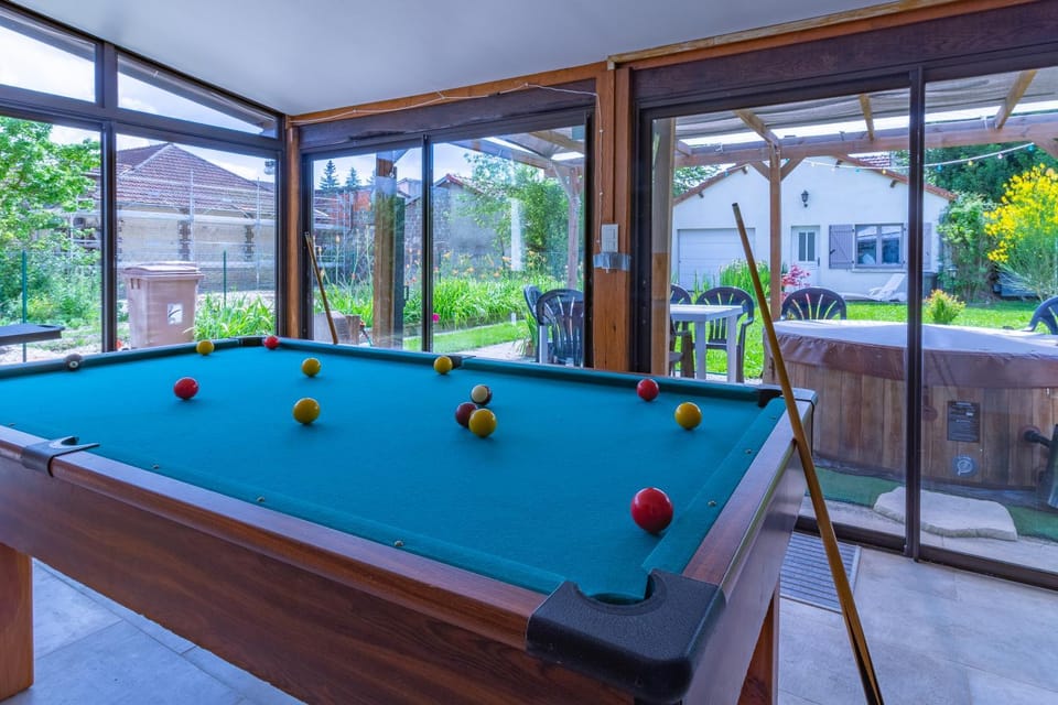 Billiard, Game Room