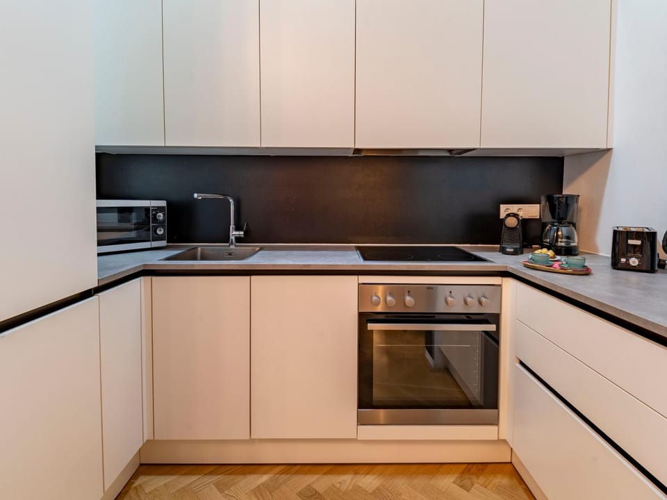 Coffee/tea facilities, dishwasher, microwave, oven, stove, toaster, kitchen