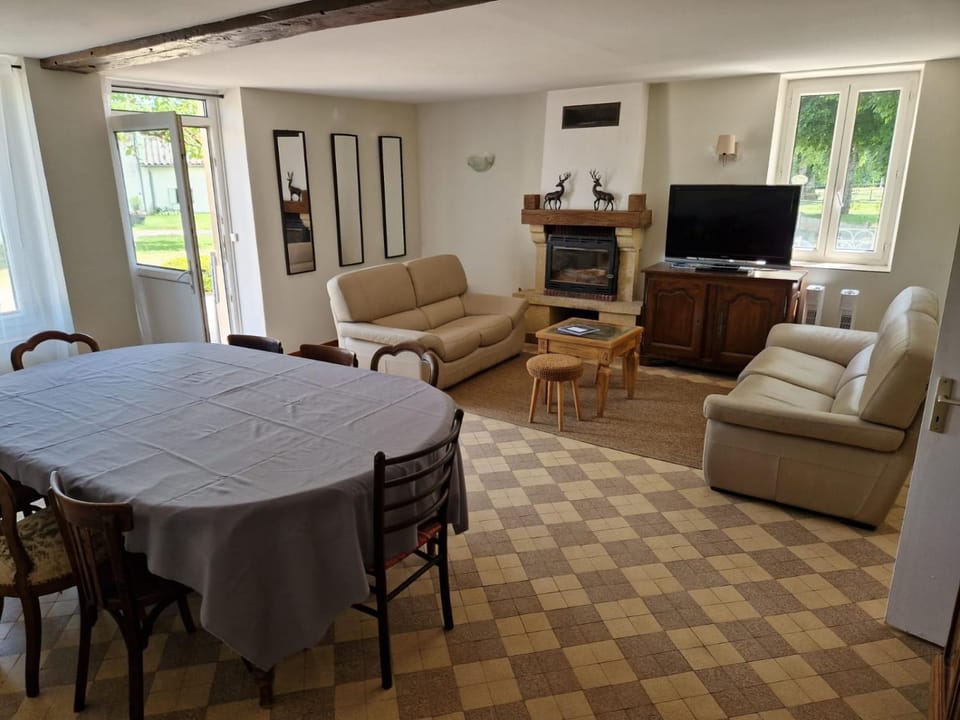 TV and multimedia, Living room, Seating area, Dining area