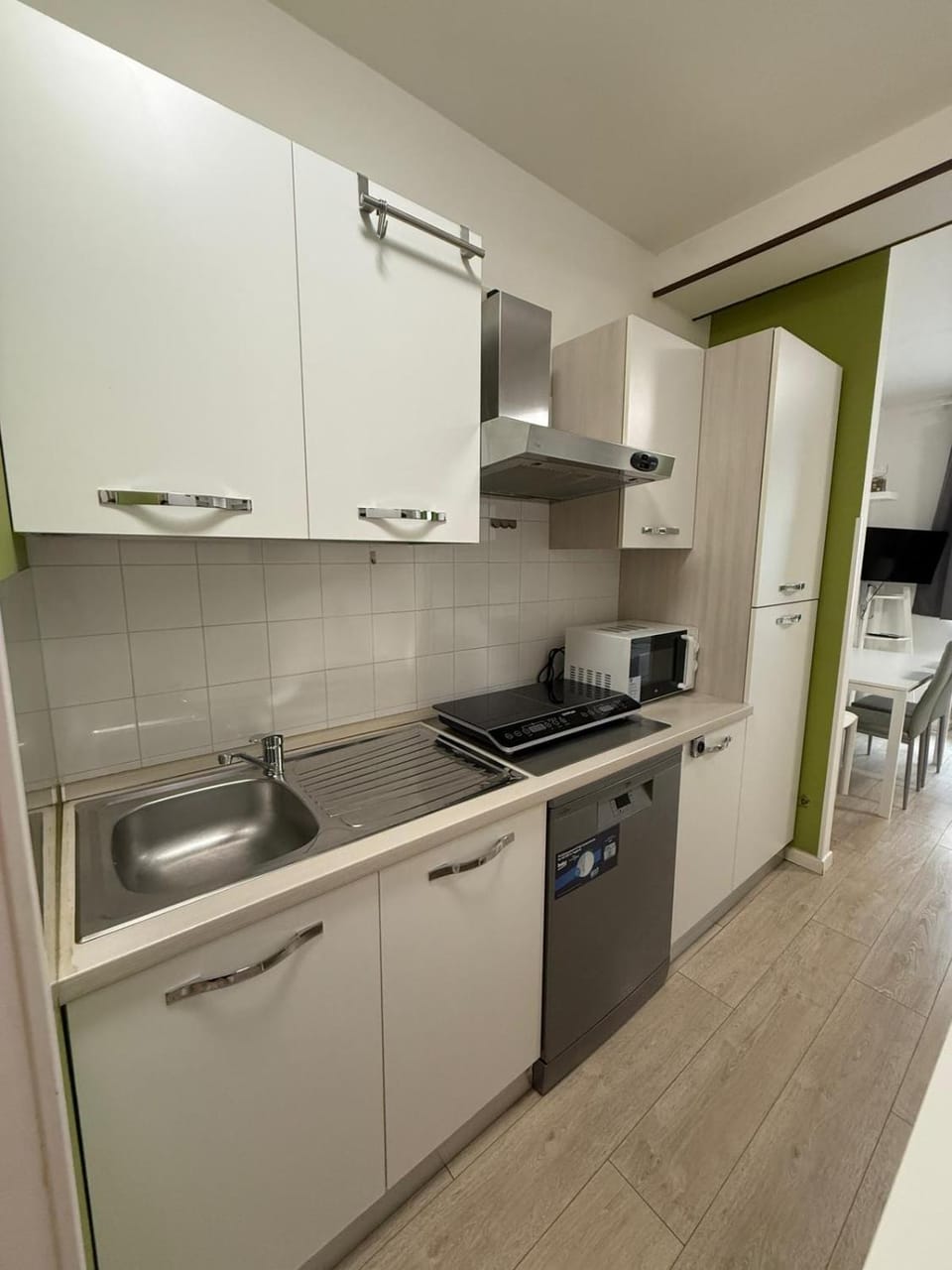 Kitchen or kitchenette, dishwasher, stove