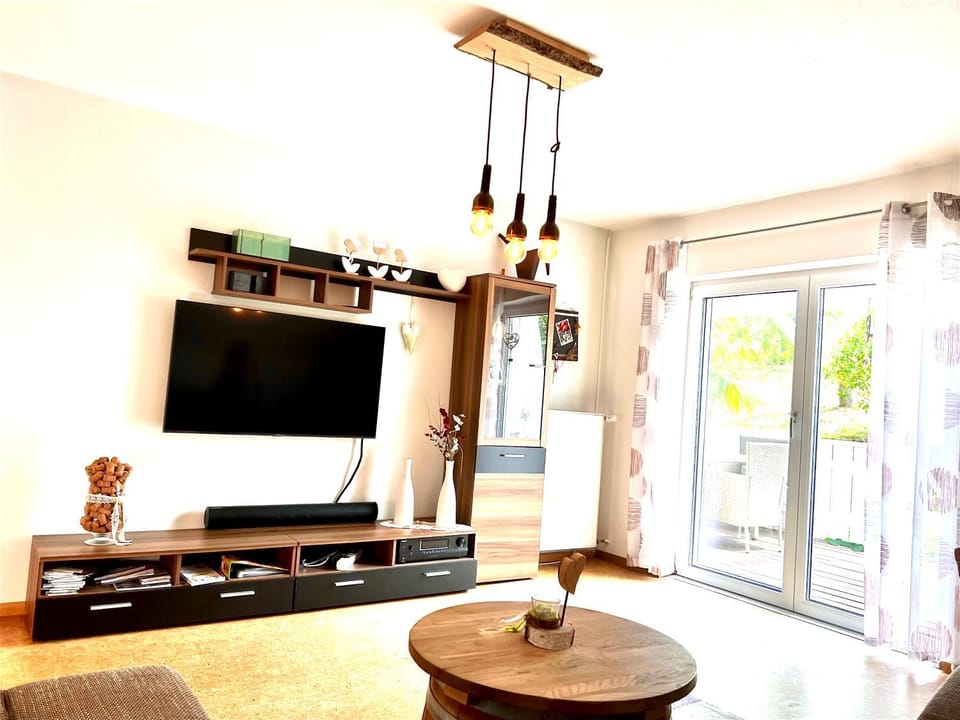 Communal lounge/ TV room, TV and multimedia, Living room, Seating area, Evening entertainment