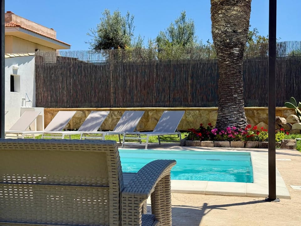 Swimming pool, sunbed