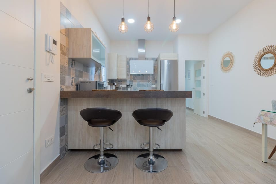 Kitchen or kitchenette, minibar