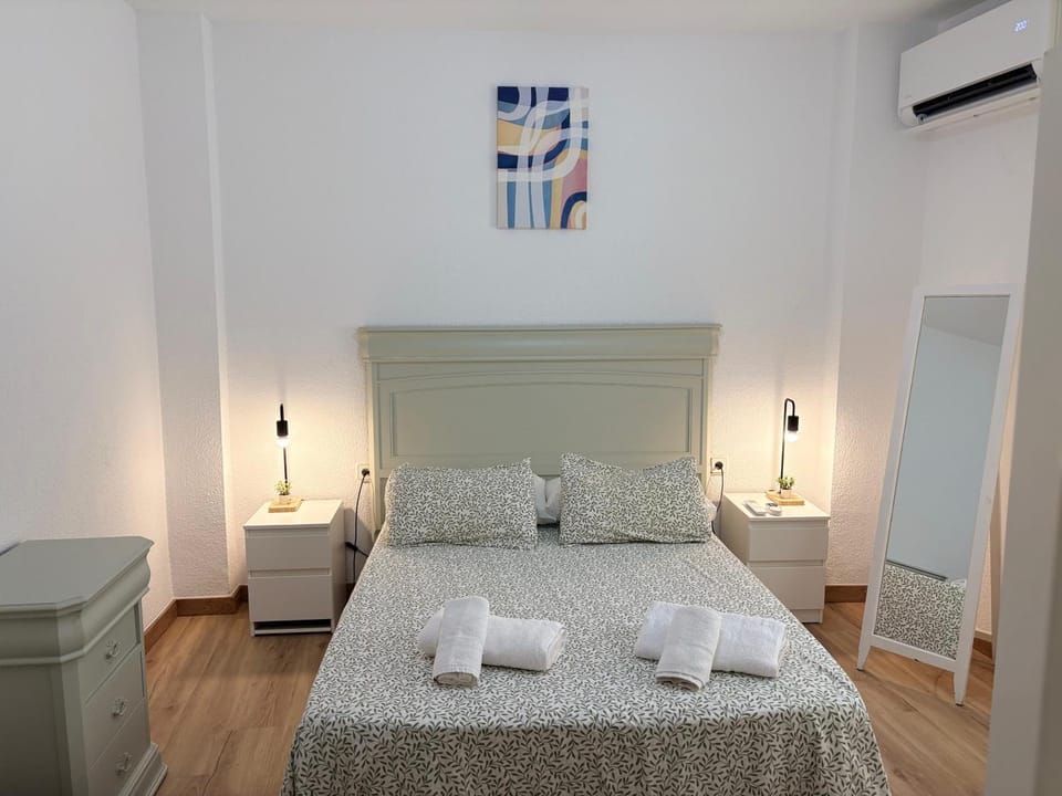 Bed, Photo of the whole room, towels, air conditioner