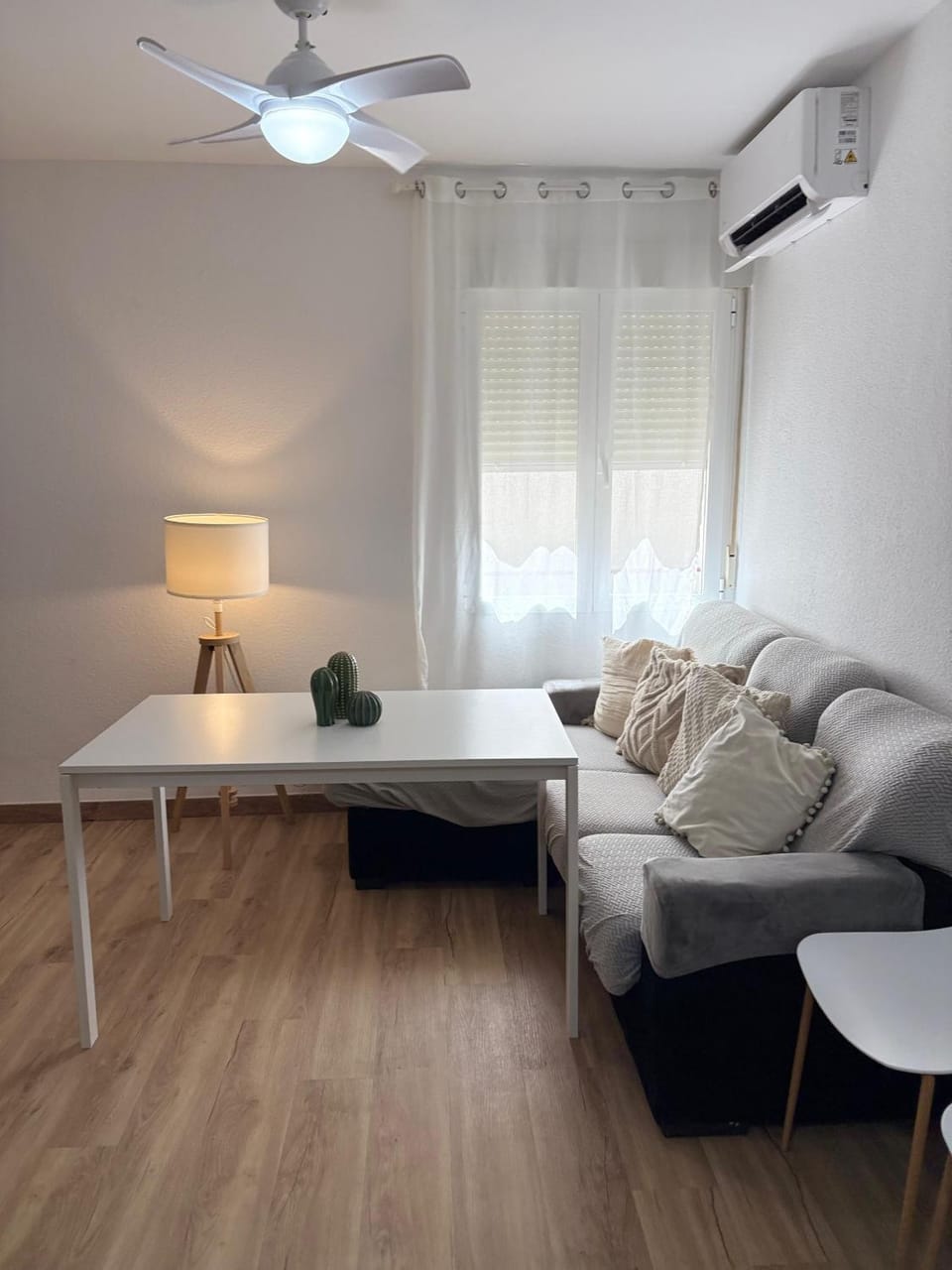 Living room, Photo of the whole room, Seating area, air conditioner
