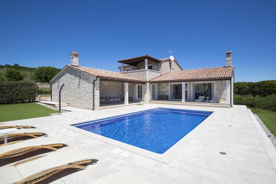 Property building, Day, Swimming pool, sunbed