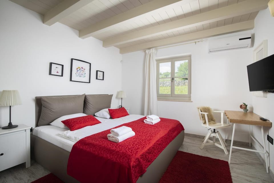 Bed, TV and multimedia, Bedroom, air conditioner