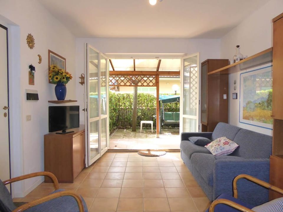 Patio, Communal lounge/ TV room, Garden, TV and multimedia, Living room, Seating area, Garden view
