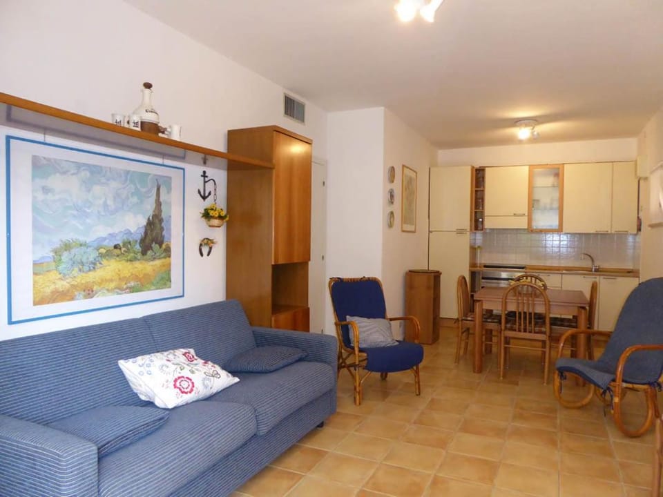 Kitchen or kitchenette, Living room, Seating area, Dining area, pet friendly, stove