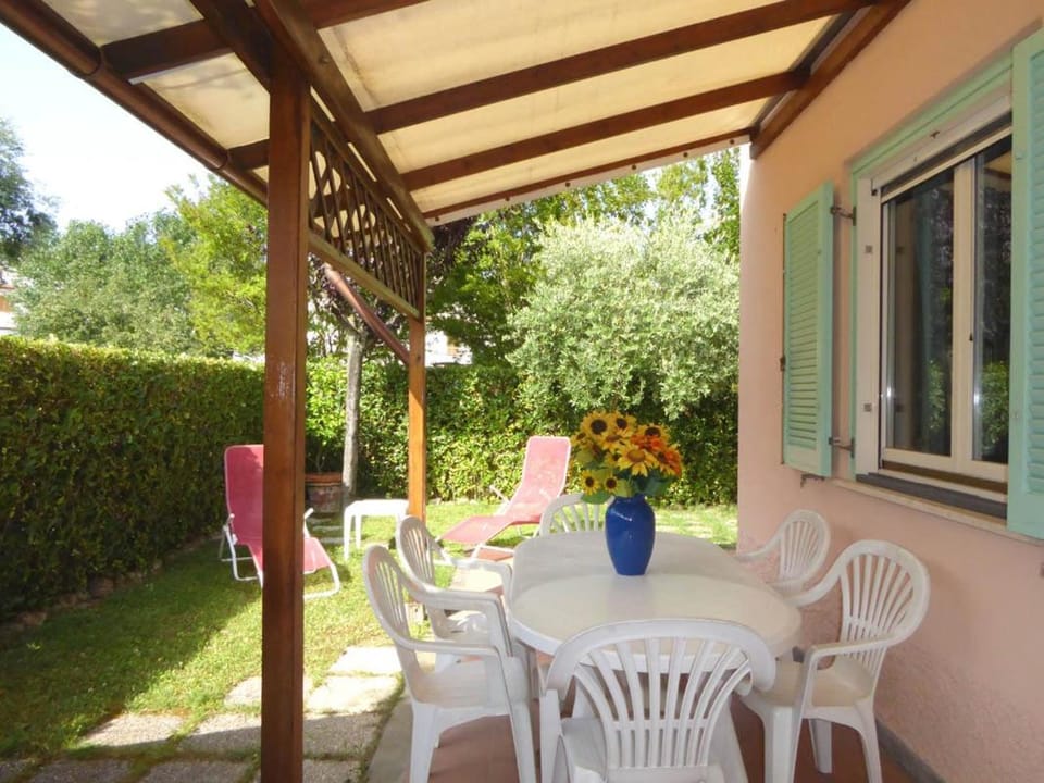 Patio, Spring, Day, Garden, Garden, Dining area, Garden view