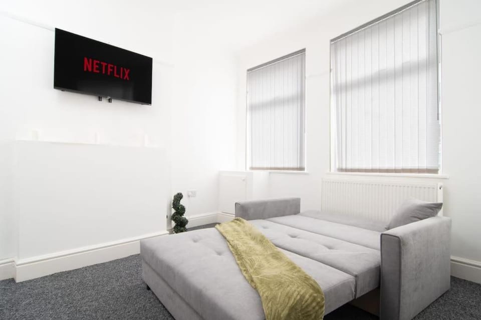 Bed, TV and multimedia, Living room, Seating area