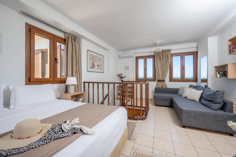 Bed, Seating area, Bedroom