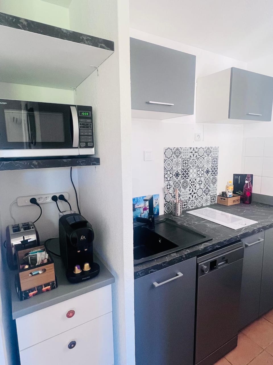 Coffee/tea facilities, Kitchen or kitchenette, stove, toaster