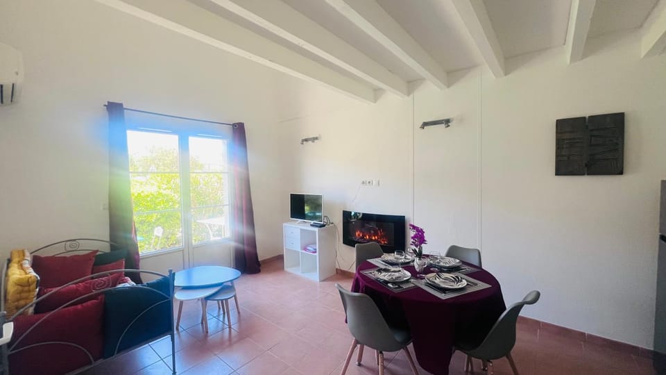TV and multimedia, Living room, Seating area, Dining area