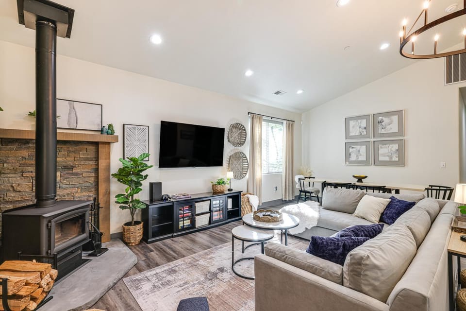 Game Room & Patio: Picturesque Home in Sonora House in Calaveras County