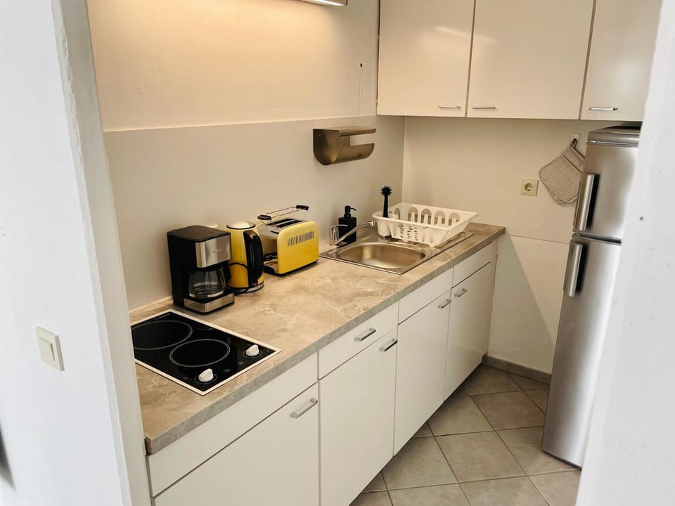 Coffee/tea facilities, Kitchen or kitchenette, stove, toaster