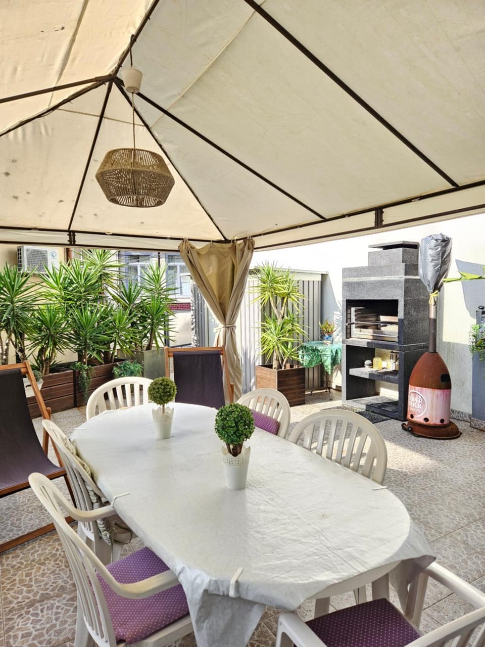 BBQ facilities, Balcony/Terrace, Breakfast, Lunch