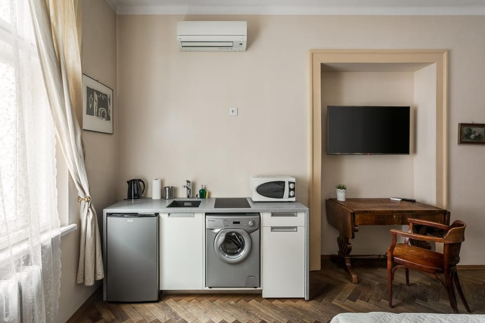 Kitchen or kitchenette, oven