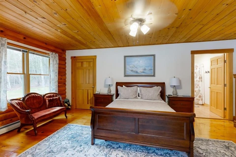 Bed, Seating area, Bedroom