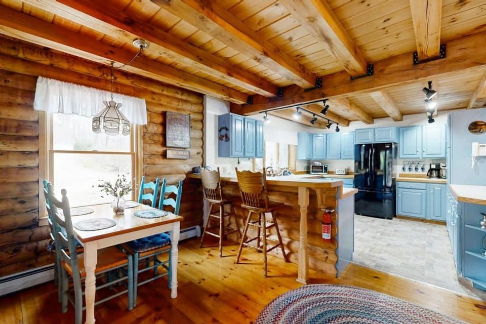 Kitchen or kitchenette, Seating area, Dining area