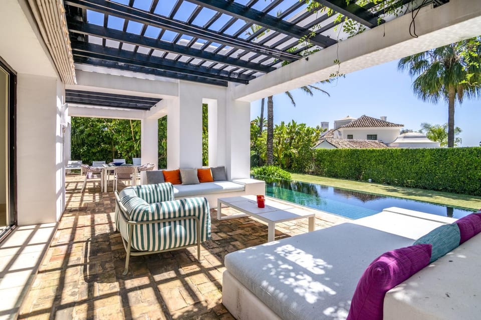 Property building, View (from property/room), Balcony/Terrace, Seating area, Pool view, Swimming pool, sunbed