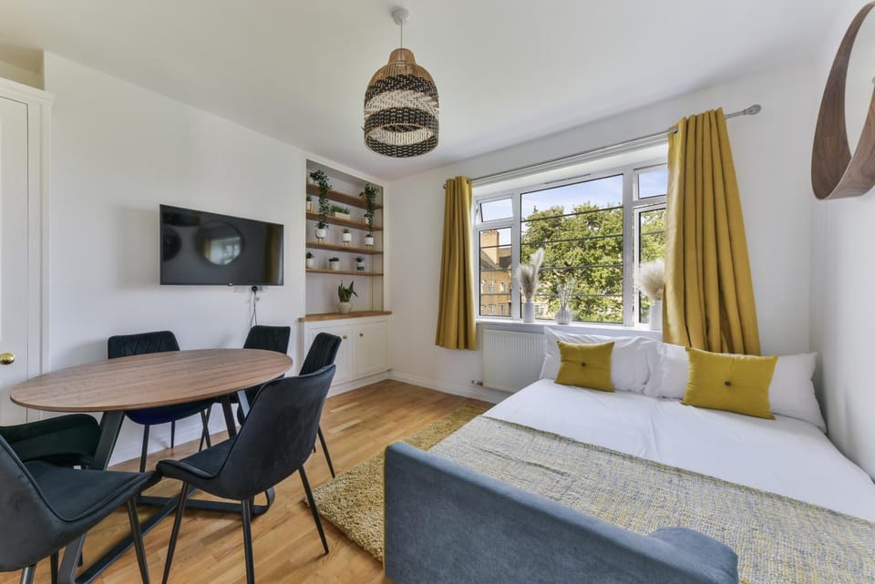 Bed, TV and multimedia, Living room, Dining area