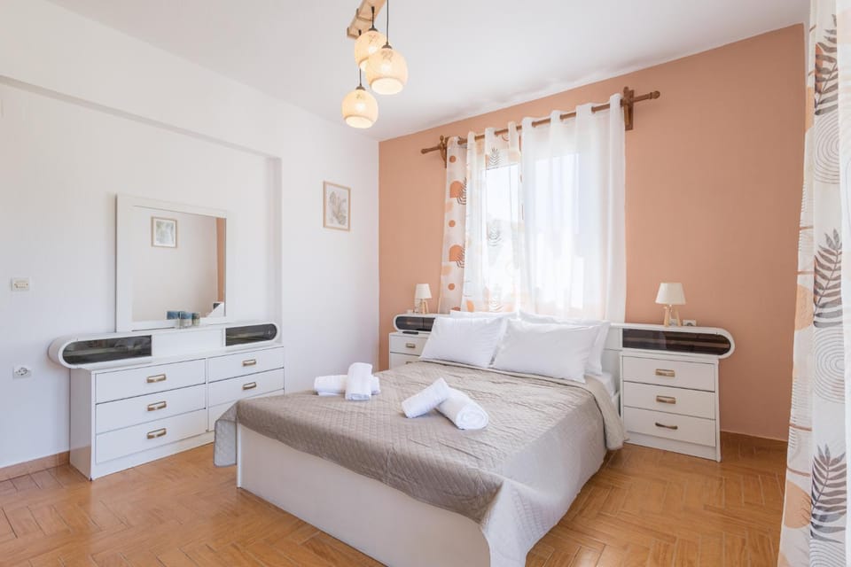Bed, Photo of the whole room, Bedroom, towels