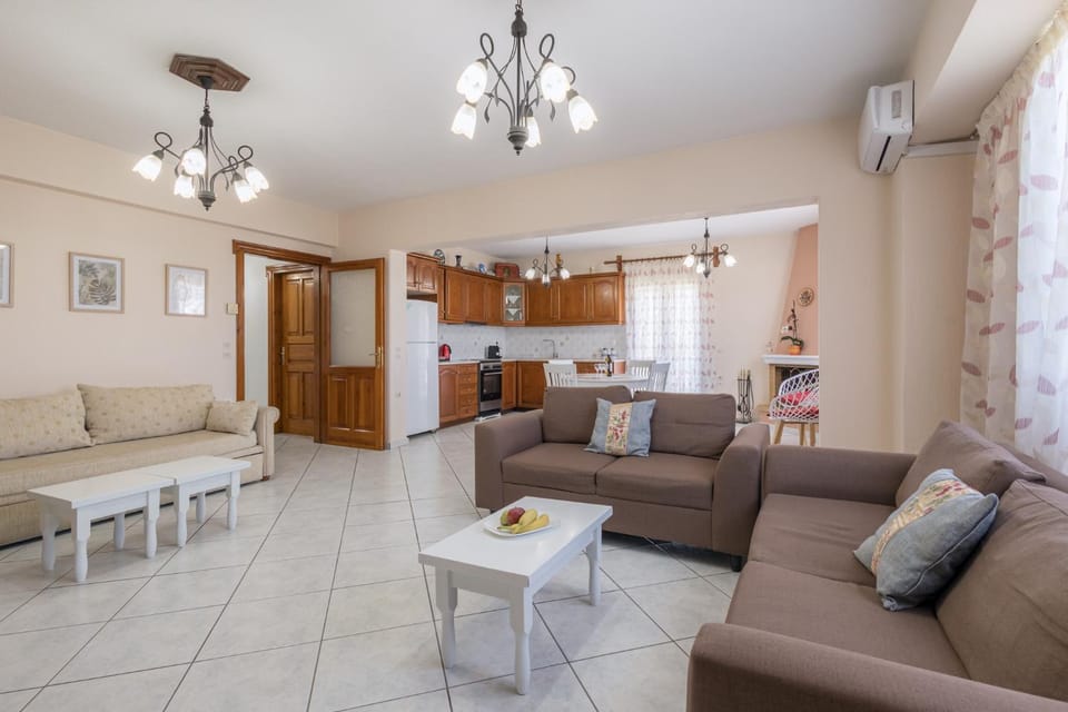 Kitchen or kitchenette, Living room, Seating area, Dining area, fireplace, pet friendly