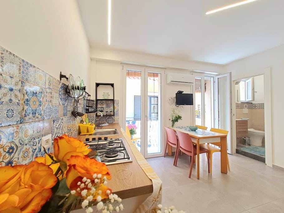 TV and multimedia, Kitchen or kitchenette, Living room, Dining area, stove, air conditioner