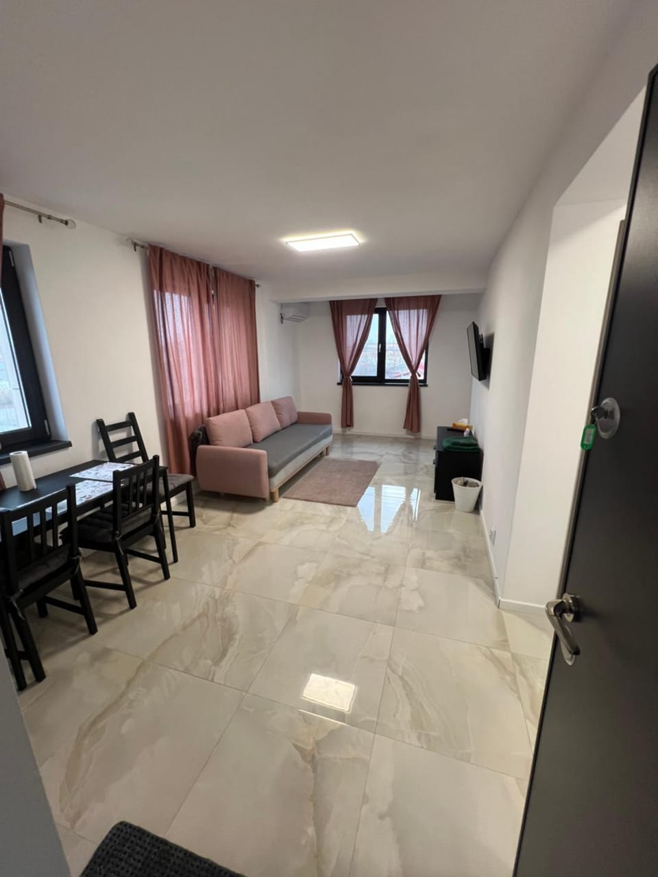 TV and multimedia, Living room, Seating area, Dining area