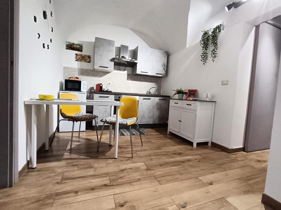 Kitchen or kitchenette, Dining area, oven