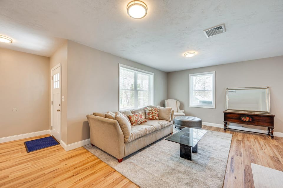 New Hampshire Abode w/ Mountain Views, Near Skiing House in Tamworth