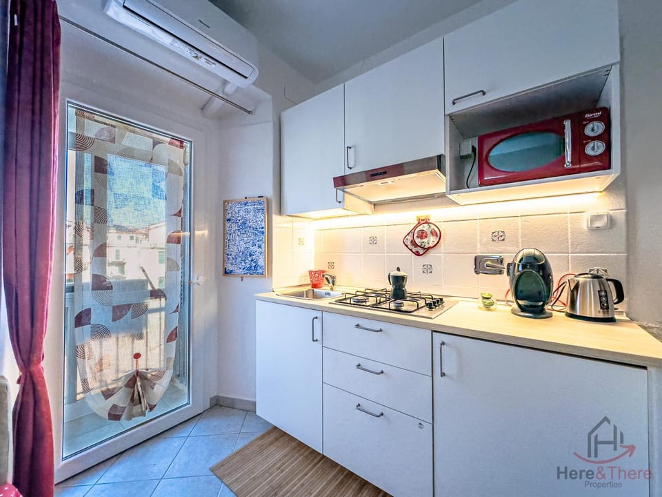 Day, Coffee/tea facilities, Time of day, microwave, kitchen, kitchen, air conditioner, air conditioner