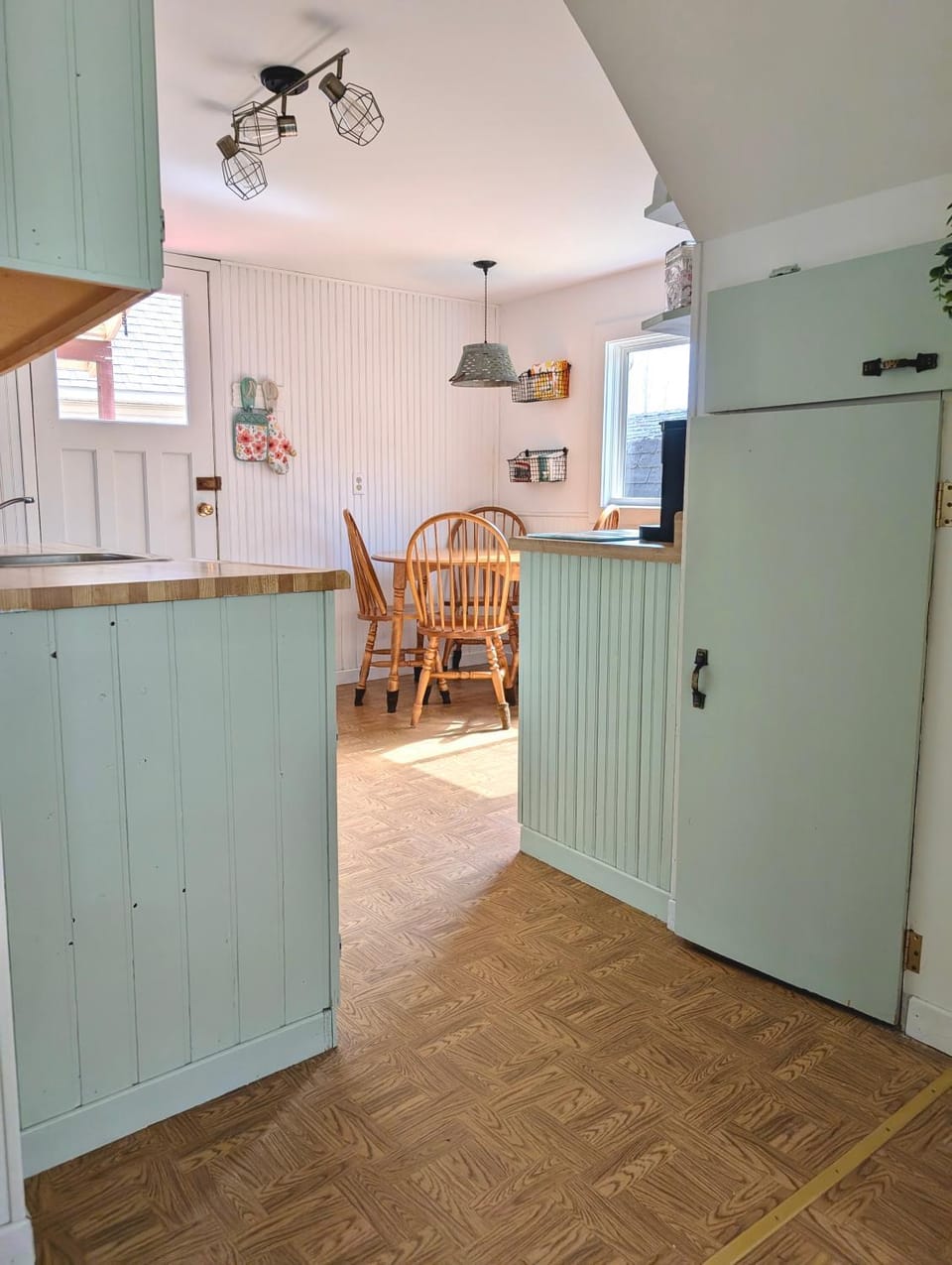Kitchen or kitchenette, Dining area, oven