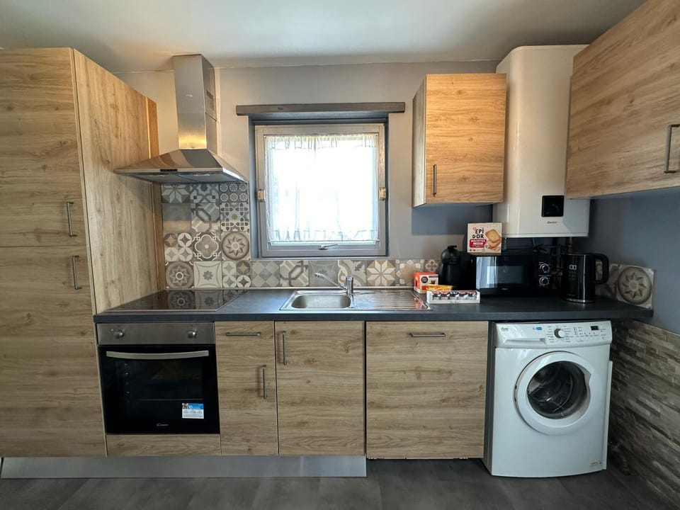 Coffee/tea facilities, Kitchen or kitchenette, dishwasher, oven, stove, washing machine