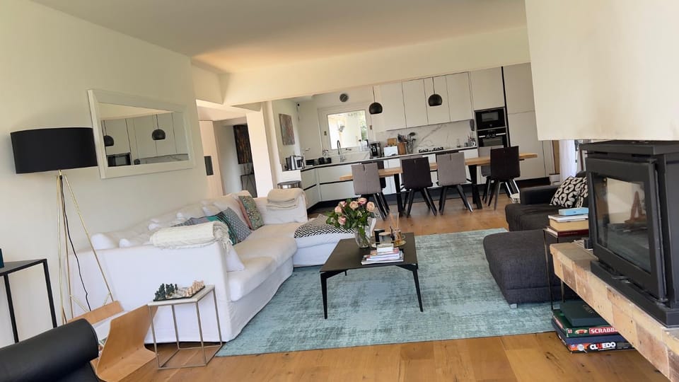 Communal lounge/ TV room, TV and multimedia, Kitchen or kitchenette, Living room, Seating area, Dining area, Evening entertainment