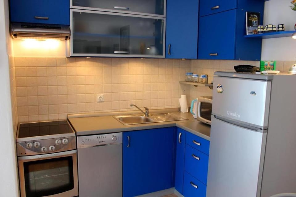 Kitchen or kitchenette, dishwasher, oven, stove