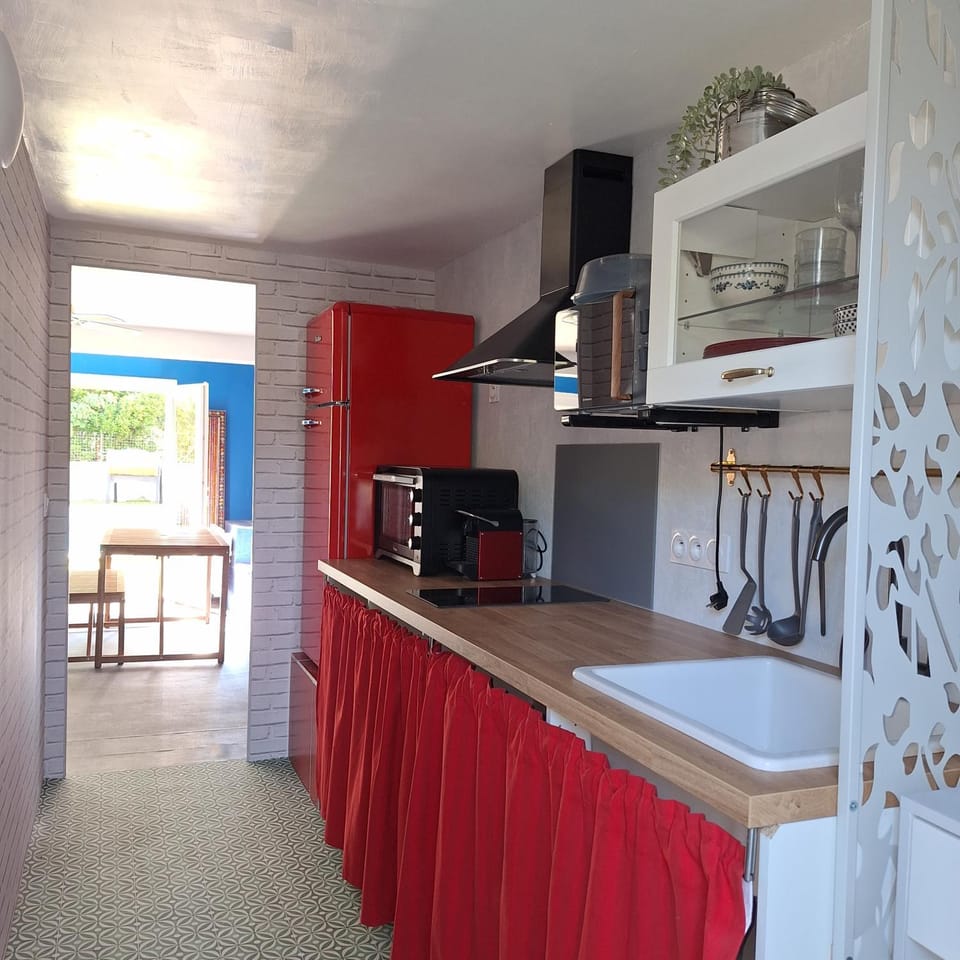Kitchen or kitchenette, Dining area, pet friendly