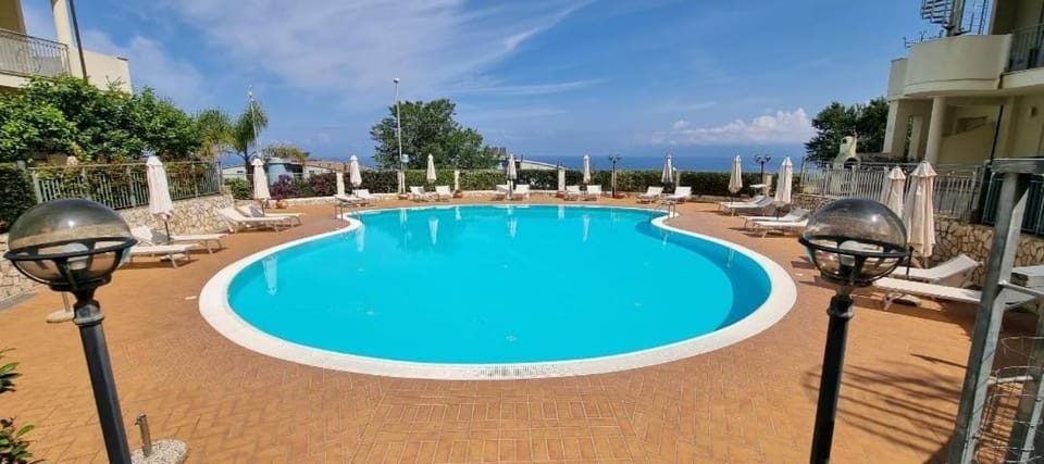 Swimming pool, sunbed
